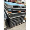 Image 2 : 8 Plastic Pallets - 8 X $