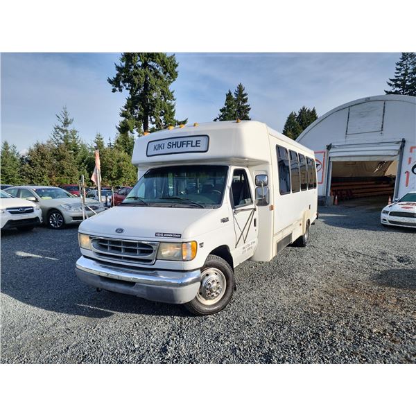 PARKSVILLE - 2002 FORD E450, WHITE, 437516 KMS, REAR WHEEL DRIVE. - DA08382