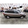 Image 12 : PARKSVILLE - 2011 HYUNDAI SANTA FE, GREY, 204491 KMS, FRONT WHEEL DRIVE. - D037929