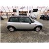 Image 12 : PARKSVILLE - 2004 MINI COOPER, SILVER, 182561 KMS, FRONT WHEEL DRIVE. - PC54226