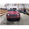 Image 6 : PARKSVILLE - 2002 JEEP LIBERTY, RED, 261573 KMS, 4X4. - B109667