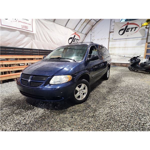 PARKSVILLE - 2005 DODGE GRAND CARAVAN, BLUE, 217233 KMS, FRONT WHEEL DRIVE. - D403139