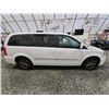 Image 11 : PARKSVILLE - 2015 CHRYSLER TOWN AND COUNTRY, WHITE, 188541 KMS, FRONT WHEEL DRIVE. - D714640