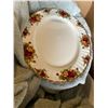 Image 1 : 418 -- ROSE PLATES AND SERVING PLATES