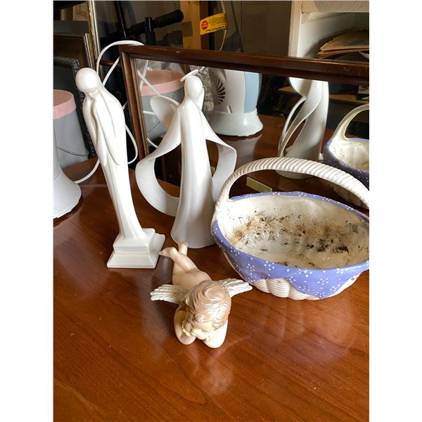 423 -- WHITE FIGURES AND BASKET