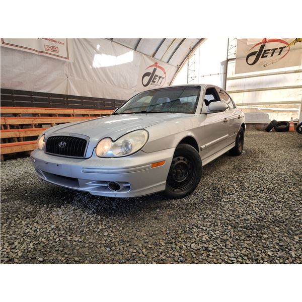 PARKSVILLE - 2004 HYUNDAI SONATA, SILVER, 291270 KMS, FRONT WHEEL DRIVE. NO RESERVE. - D089329