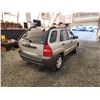 Image 15 : PARKSVILLE - 2006 KIA SPORTAGE, GLOD, 166255 KMS, FRONT WHEEL DRIVE. - D208475