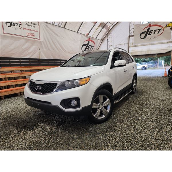 PARKSVILLE - 2013 KIA SORENTO, WHITE, 176344 KMS, FOUR WHEEL DRIVE. - D402128