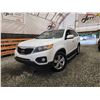 Image 1 : PARKSVILLE - 2013 KIA SORENTO, WHITE, 176344 KMS, FOUR WHEEL DRIVE. - D402128
