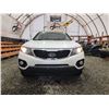 Image 5 : PARKSVILLE - 2013 KIA SORENTO, WHITE, 176344 KMS, FOUR WHEEL DRIVE. - D402128