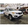 Image 8 : PARKSVILLE - 2013 KIA SORENTO, WHITE, 176344 KMS, FOUR WHEEL DRIVE. - D402128
