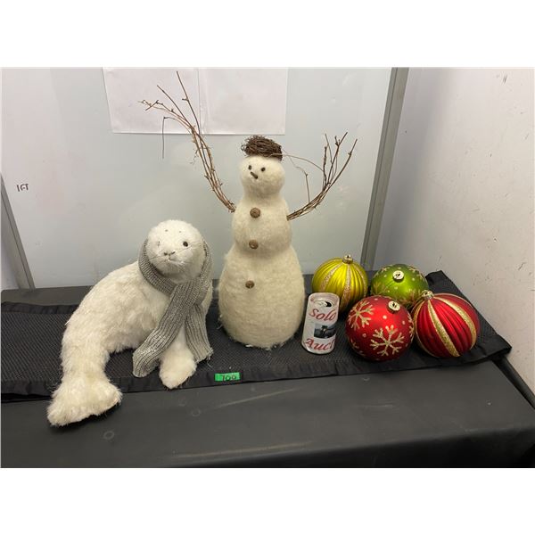 Lot of Christmas décor items