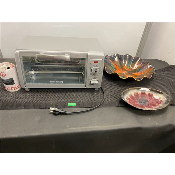 Black & Decker toaster oven and 2 decorative plates