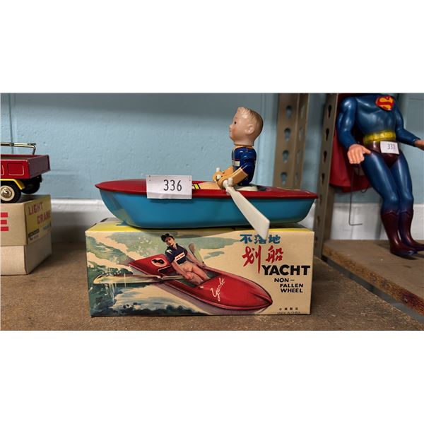 VINTAGE PLASTIC YACHT NON-FALLEN WHEEL TOY
