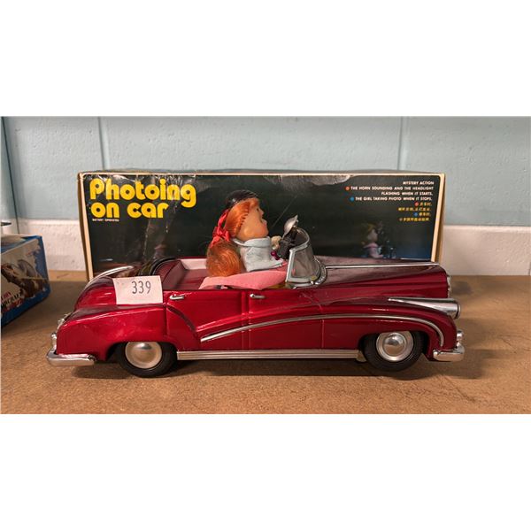 VINTAGE BATTERY OPERATED TIN PHOTOING ON CAR TOY
