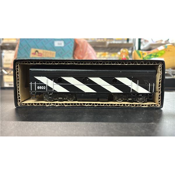 TENSHODO EMD F-9 DIESEL LOCO B DUMMY NO, 132 CNR MODEL TRAIN