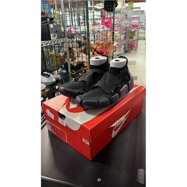 PAIR OF *NEW* NIKE FOOTSCAPE FLYKNIT DM SHOES SIZE 9