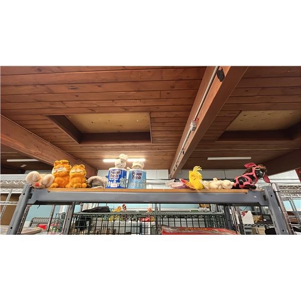 SHELF OF ASSORTED ITEMS INCLUDING; GARFIELD STUFFIES, POPPIN & POPPIN FRESH POP-UP PUPPETS,
