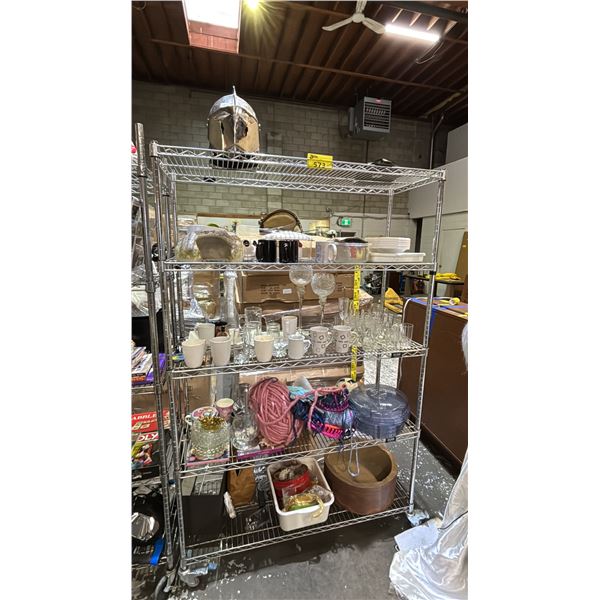 RACK OF ASSORTED HOUSEHOLD GOODS: SEVERAL MUGS, ROUND KNITTING LOOM, ASSORTED DISHWARE & MORE
