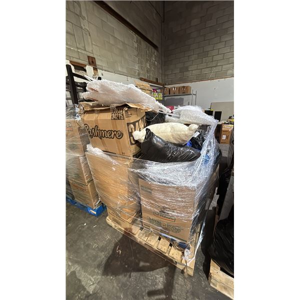 PALLET OF ASSORTED CHRISTMAS DECORATIONS, GAMES, BLANKETS & HOUSEHOLD ITEMS - *MUST TAKE