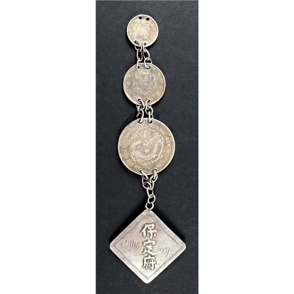 CHINE - Pendentif fait de monnaies extrÃªme orientale dont la rare 50 cents Chihli 1899