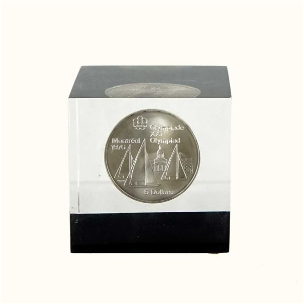CANADA - Bloc d'acrylique contenant une piece de 5 dollars 1973 Olympiades de MontrEal (Voiliers)