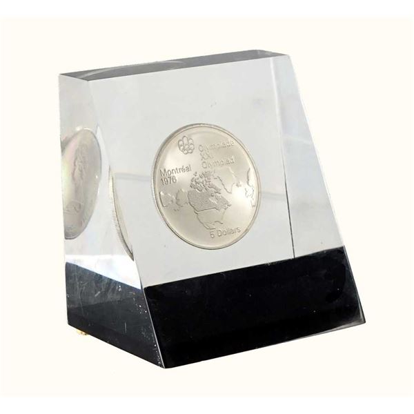 CANADA - Bloc d'acrylique contenant une piece de 5 dollars 1973 Olympiades de MontrEal (Carte)