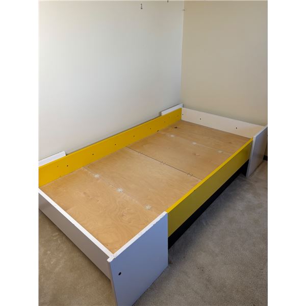 Daybed with Pull-Out Storage