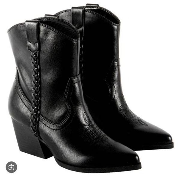 Dv Black Leather Ankle Boots With Braided Accent – Size 8