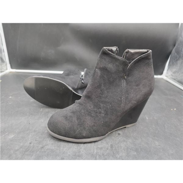 Women’s Size 38 Black Zippered Wedge Boots