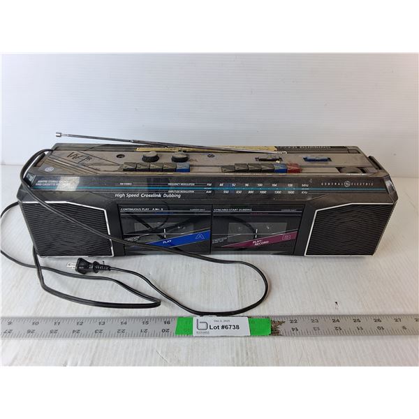 General Electric Tape Player/Radio/Recorder- Powers On