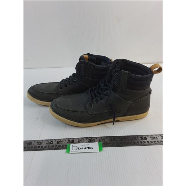 Pair of Bull Boxer Casual Shoes from Spain - Size 8.5