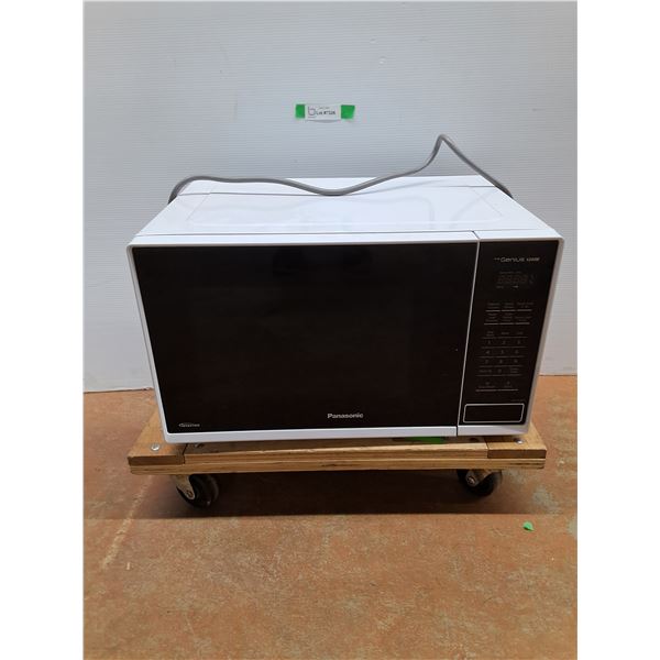 *Panasonic Microwave Oven 15" x 20" x 12"- Powers On, Dolly Not included/Cannot Ship