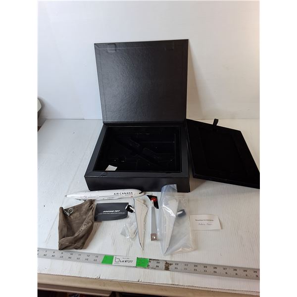 Boeing 787 Model Plane & Case