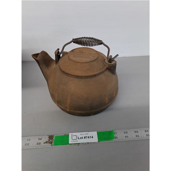 Lodge 2 1/2 Quart Cast Iron Kettle