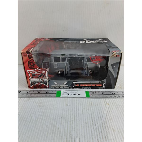 1:24 Die Cast Volkswagen Van "Samba"