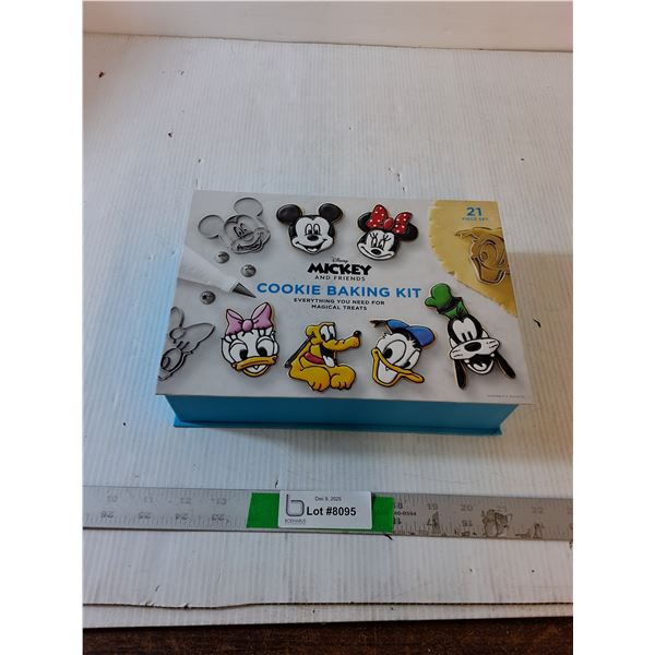 Mickey Mouse & Friends Cookie Baking Kit