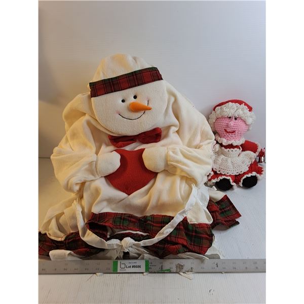 (6) Frosty the Snowman Chair Covers and Knitted Christmas Decor