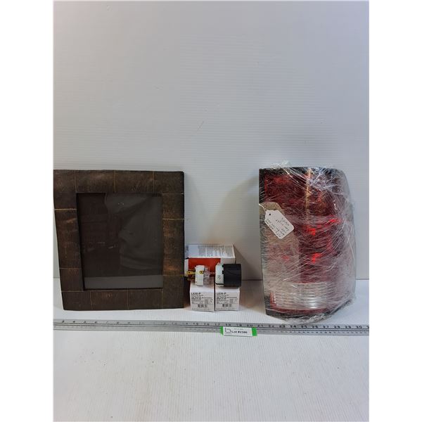 Lot: Dodge Ram 1500 Right Rear Tailght, (3) Turnlock Plugs, Picture Frame