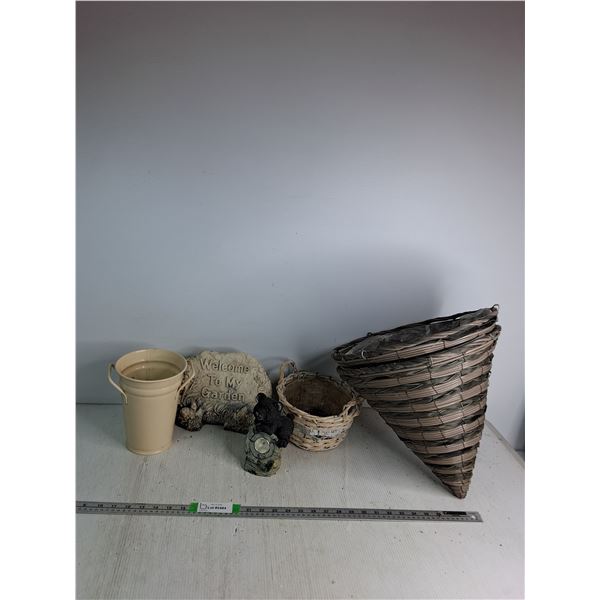 Garden Decor, (4) Garden Planters Up To 14.5"x14"
