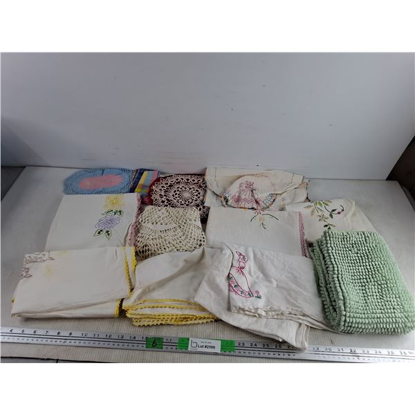Vintage Linens & Bathroom Mat 17" x 18"