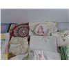 Image 4 : Vintage Linens & Bathroom Mat 17" x 18"