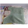 Image 7 : Vintage Linens & Bathroom Mat 17" x 18"