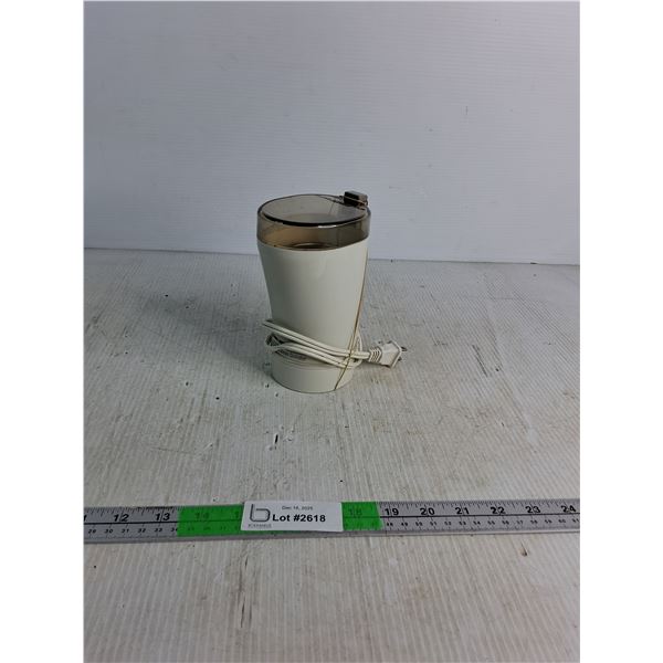 Black & Decker Coffee Bean Grinder (powers on, as is) 7"