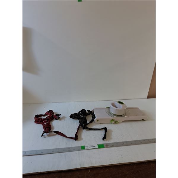 (2) Hurtta Casual Padded Y-Harness, Starfrit Smart Slicer 14"