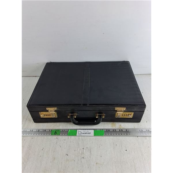 Locking Briefcase - Code 000 for both sides, 17" x 4" x 12"