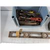 Image 3 : 28" Level, Metal Brushes, Plastic Bin
