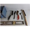 Image 4 : 28" Level, Metal Brushes, Plastic Bin