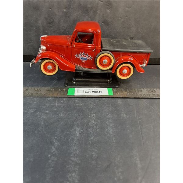 Solido 1:18 1936 Ford V8 Die Cast Pickup Truck with Stand