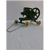 Image 3 : ERTL John Deere Die-Cast Model 'E' 1:16 Scale Replica 'Hit & Miss Engine'